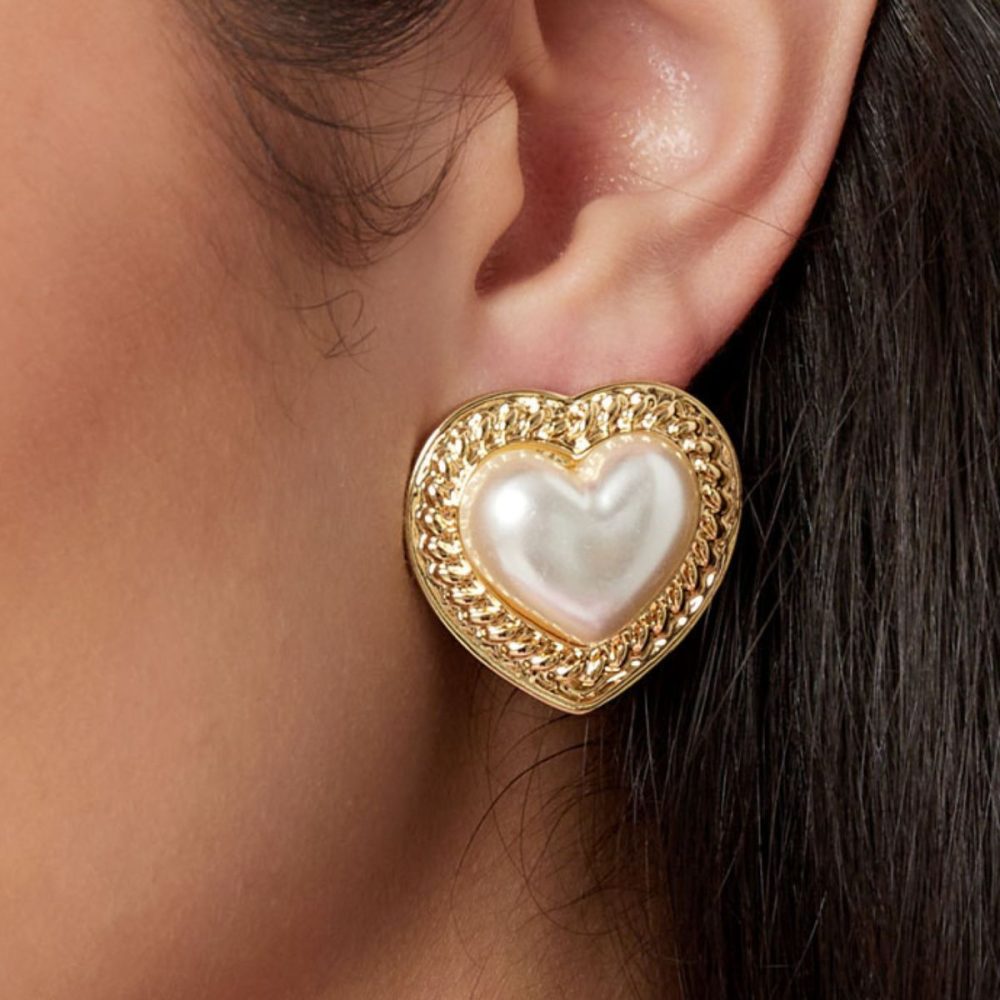 pearl-heart-stud-earrings-woman